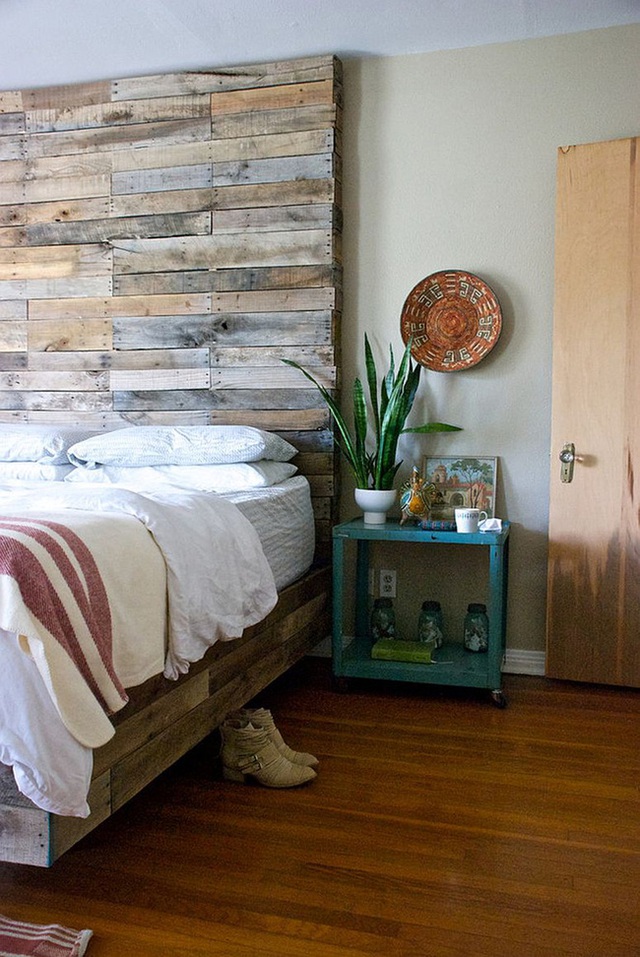 Một cách sáng tạo để thêm gỗ tái chế vào phòng ngủ hiện đại.
