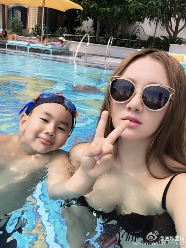 Mạnh Dao trông như một hot girl hơn mà bà mẹ một con khi đưa quý tử đi bơi. Cô diện bikini hai mảnh gợi cảm khoe trọn vòng một cỡ 34E.