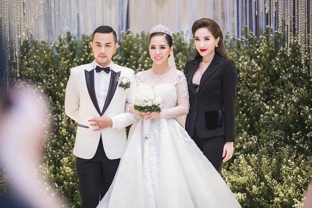 Hai chị em từng l&agrave; bạn b&egrave; th&acirc;n thiết trước khi về chung một nh&agrave;.