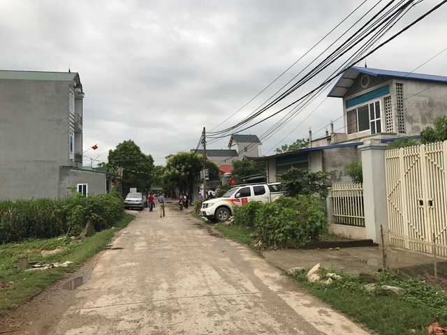 Con đường dẫn vào UBND xã Đồng Tâm sáng nay.