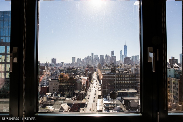 Hầu hết các khung cửa sổ trong văn phòng đều có thể nhìn ra thành phố New York sôi động.