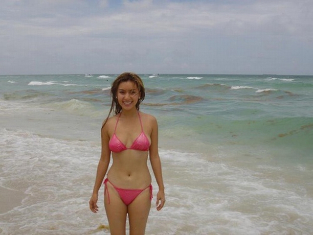 
C&ocirc; kh&ocirc;ng ngại khoe body trong những bộ bikini gợi cảm.

