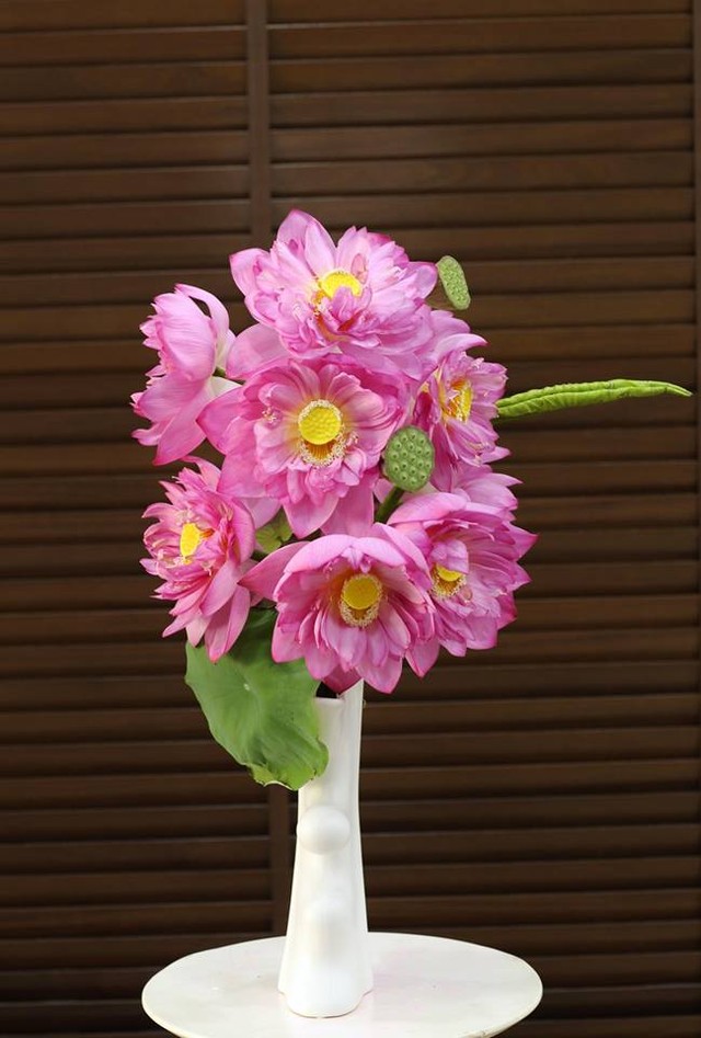 Hoa sen thường có màu sắc hồng tươi, búp to tròn, mập mạp từ cuống hoa lên tới búp bởi bên trong sen có rất nhiều cánh.