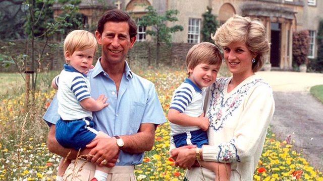 
Thái tử Charles và công nương Diana cùng hai người con trai là Hoàng tử William và Hoàng tử Harry.
