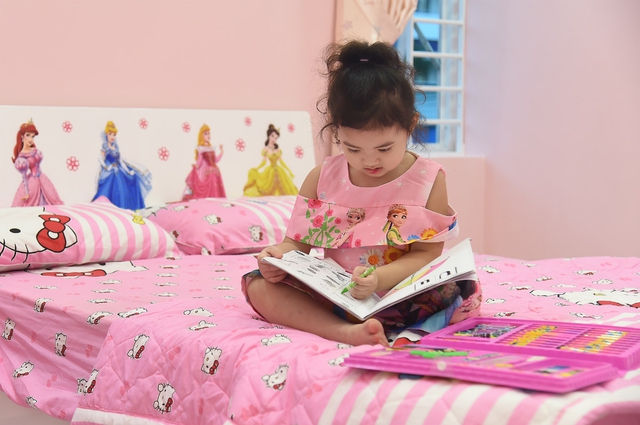 Cô con gái cưng Kim Cương có phòng ngủ với màu hồng chủ đạo ở phòng kế bên.
