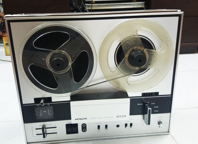 So với radio và cassette, đầu băng cối được ít người dùng hơn, phải những người siêu giàu mới có thể sở hữu. Ông Văn Đức (66 tuổi, quê Hà Tĩnh, hiện sinh sống tại Vũng Tàu) kể lại, đây là thiết bị du nhập vào từ thời Pháp. Thời đó, người ta gọi là đầu Akai, băng Akai vì thương hiệu này quá nổi tiếng lúc bấy giờ, như Honda - nhiều người vẫn có thói quen gọi xe máy là xe Honda, ông Đức nhớ lại.