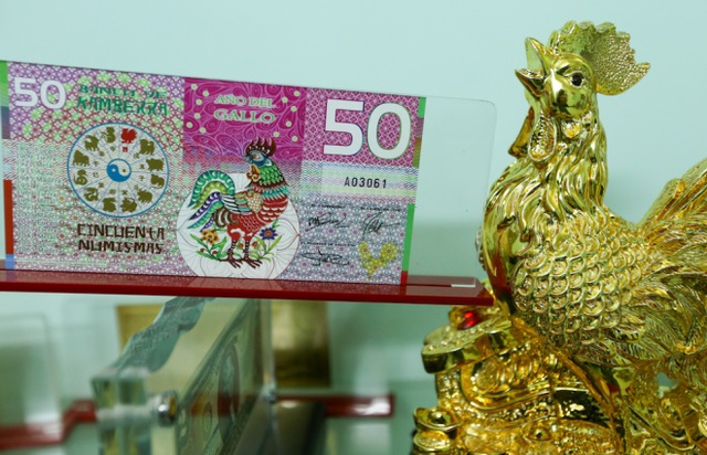 

 

Tiền hình con gà mệnh giá 100 pataca cũng được chính quyền Macao (Trung Quốc) in ấn và cho phát hành nhằm mục đích kỷ niệm trong dịp năm mới Đinh Dậu.

 



 

Đồng tiền 100 rupiah của Indonesia với hình con gà rừng được bán với giá 70.000 đồng một tờ. Ở quốc gia phát hành, tờ này đã không còn giá trị sử dụng.

 



 

Đồng tiền 10.000 yen Nhật làm bằng kẽm có mạ vàng lá với giá 200.000 đồng một sản phẩm.

 



 

Tiền xu mạ vàng, bạc từ Đài Loan (Trung Quốc) cũng có giá từ 300.000 đồng trở lên. Đây chỉ là vật lưu niệm, không có giá trị sử dụng.

 



 

Ngoài các loại lưu niệm có linh vật gà, những tờ tiền thật có số seri đẹp như tứ quý, ngũ quý, phát lộc, thần tài, cũng được dự đoán sẽ hút hàng dịp tới. Trong ảnh là tờ tiền 100 USD có seri 86868686 mang ý nghĩa lộc phát được bán giá 18 triệu đồng. Đây là hàng rất hiếm, mỗi lần chỉ nhập chưa đến 20 tờ và ngày hôm sau là có người mua lập tức, anh Linh cho biết.

 



 

Tiền 1.000 đồng của số seri đẹp với ý nghĩa may mắn được bán với giá 2 triệu đồng.

 



 

Bên cạnh đó, những tờ tiền của các quốc gia khác, dù không in hình gà nhưng có thiết kế đẹp cũng được nhiều người ưa chuộng làm tiền lì xì.

 



 

Như bộ tiền với ý nghĩa tứ linh long - lân - quy - phụng sum vầy của các quốc gia có giá 150.000 một bộ.

 



 

Những loại tiền có mệnh giá lớn của Zimbabwe phát hành năm 2008 do lạm phát cao cũng được bán với giá 800.000 đồng một tờ. Theo anh Linh, giới chơi tiền thường có quan niệm giữ tiền có mệnh giá càng cao vào đầu năm mới sẽ mang lại tiền tài dư dả suốt 12 tháng.


















