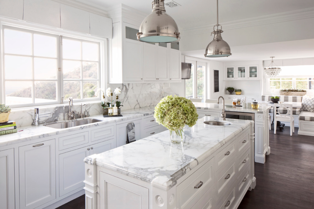 Phòng bếp toàn gam màu trắng đã giúp ăn gian diện tích thực, ngoài ra đảo bếp và tường bếp bằng đá cẩm thạch kết hợp với các phụ kiện bằng bạc cũng đã tạo nên sự kết hợp hoàn hảo.