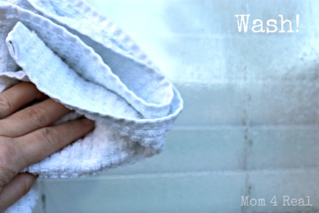 D&ugrave;ng khăn l&ocirc;ng lau sạch (Ảnh: Internet)