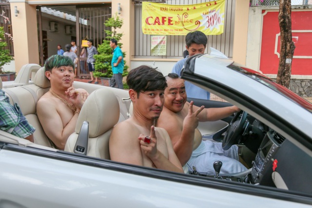 Ba diễn viên Huy Khánh, Hiếu Hiền (trên) và Chí Tài trong một phân cảnh rượt đuổi bằng xe hơi. 