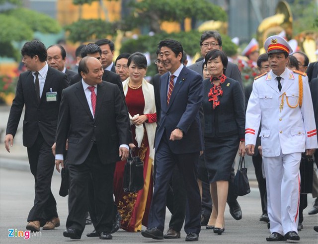 
Thủ tướng Shinzo Abe sẽ có cuộc hội kiến với Chủ tịch Quốc hội Nguyễn Thị Kim Ngân, tới chào Chủ tịch nước Trần Đại Quang và chào Tổng Bí thư Nguyễn Phú Trọng trong ngày 16/1.
