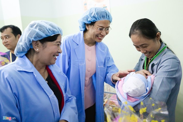 Tất cả c&aacute;c trường hợp sinh trong thời khắc chuyển giao năm mới đều nhận được qu&agrave; tặng của TP.HCM v&agrave; Bệnh viện H&ugrave;ng Vương.