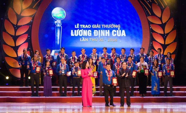 Việt nhận giải thưởng Lương Định Của lần thứ 11 - giải thưởng biểu dương những gương mặt thanh ni&ecirc;n n&ocirc;ng th&ocirc;n khởi nghiệp. Ảnh: NVCC
