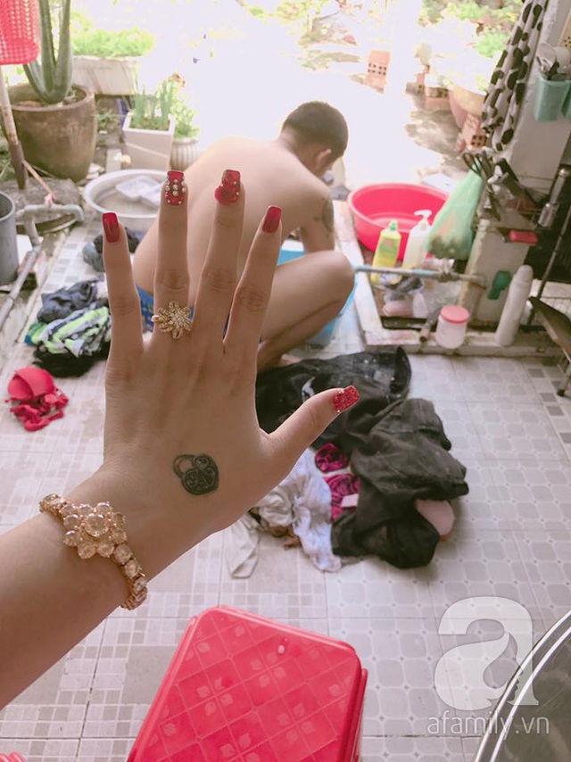 Bức ảnh và mẩu chuyện nhỏ của vợ chồng Luân - Yến gây bão mạng suốt mấy ngày Tết: Phía sau một chàng trai... Hôm trước Tết ông í dắt đi làm bộ móng gần 1 triệu, đến giờ toàn được hầu hạ.
