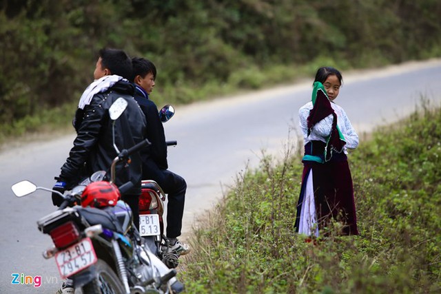 
Nhưng vẫn có những trường hợp bị bắt mà cô gái không hề đồng ý. Cô gái Mông Vàm Thị Minh (Xín Cái, Mèo Vạc) đang đứng chơi bên đường thì có hai chàng trai người Mông đến trò chuyện làm quen.
