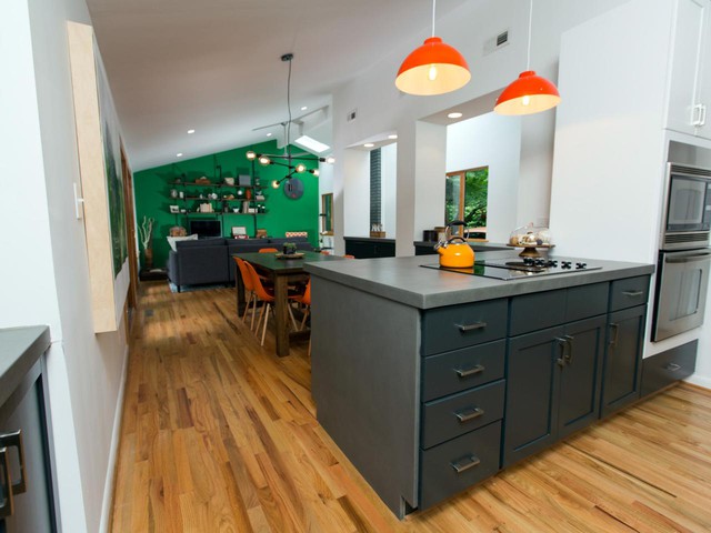Sau khi gỡ bỏ bức tường, phòng bếp được mở rộng thêm về phía phòng khách, hơn nữa càng tạo không gian mở hơn cho ngôi nhà.
