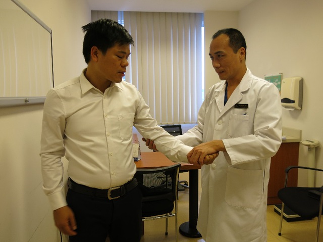 Anh Phan Đức Nguyên (31 tuổi, ở Hà Nội- người bìa trái) cũng đã được điều trị chấn thương khớp vai bằng nội soi khớp vai tại Vinmec Times City.