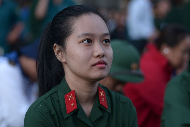 Nữ công dân Ngô Huyền Anh Thư (22 tuổi, ngụ quận 12) là 1 trong 5 nữ công dân trẻ tình nguyện tham gia nghĩa vụ quân sự năm nay. Gia đình em có truyền thống cách mạng, nên khi em đăng ký tham gia nghĩa vụ quân sự đều được người thân ủng hộ. Thư chia sẻ.