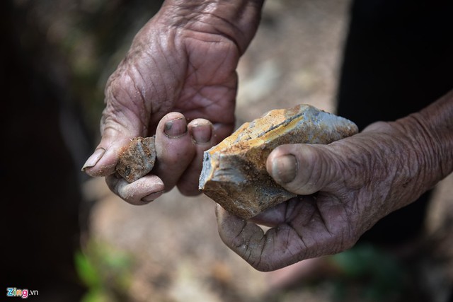 Đất ăn được l&agrave; loại c&oacute; cao lanh (d&acirc;n nơi đ&acirc;y gọi l&agrave; &ldquo;ng&oacute;i&rdquo;) m&agrave;u xanh hoặc m&agrave;u trắng. Loại m&agrave;u xanh ngon hơn nhưng cứng hơn. Loại m&agrave;u trắng mềm hơn v&agrave; hợp với người gi&agrave;.