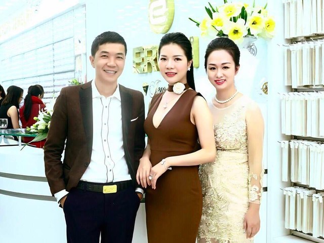 
Bà Nguyễn Thị Mai Vân (giữa)
