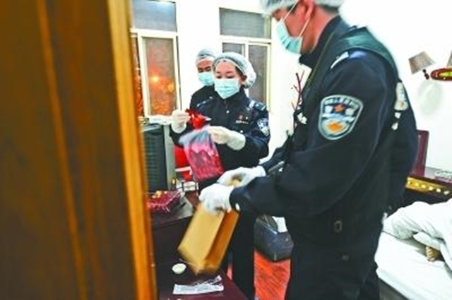 
C&ocirc; cảnh s&aacute;t trẻ vẫn c&ograve;n nhớ như in ng&agrave;y đầu ti&ecirc;n trực ban v&agrave;o buổi đ&ecirc;m đ&atilde; xảy ra &aacute;n mạng.
