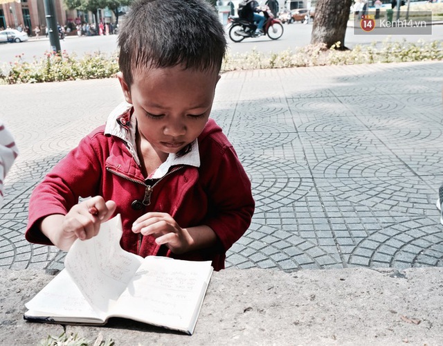 Đạt kh&ocirc;ng biết đến cha từ khi em được sinh ra đời.