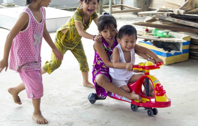 B&eacute; Huy rất hiếu động, th&iacute;ch chơi đ&ugrave;a c&ugrave;ng người chị v&agrave; lũ trẻ trong x&oacute;m