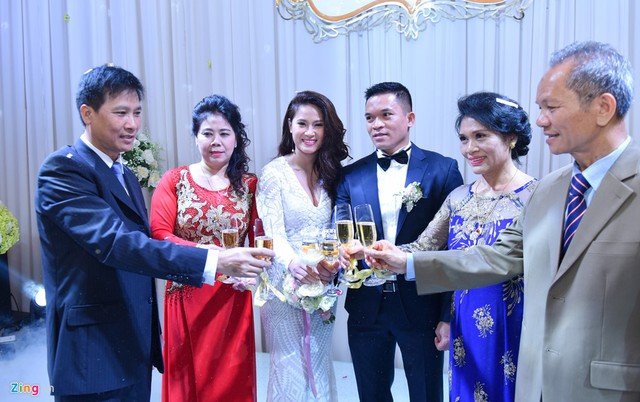 
Nữ diễn vi&ecirc;n M&aacute;y bay k&yacute; sự gần như giữ k&iacute;n mọi th&ocirc;ng tin về ch&uacute; rể. C&ocirc; cũng kh&ocirc;ng chia sẻ với truyền th&ocirc;ng chuyện l&ecirc;n xe hoa lần hai.
