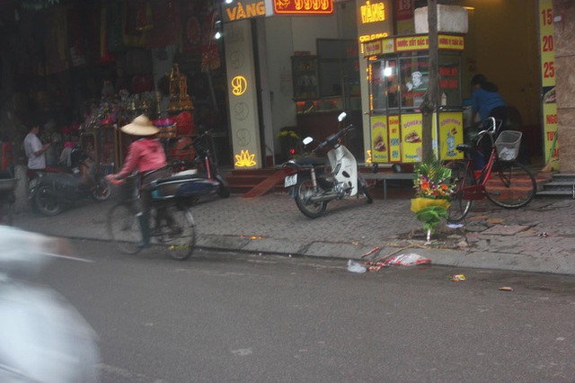 Vẫn c&aacute;i d&aacute;ng người lam lũ, vất vả ấy nhưng mẹ vẫn lu&ocirc;n lao động từng ng&agrave;y, chắt chiu d&agrave;nh dụm từng đồng để lo cho con c&aacute;i. Ảnh: Beat