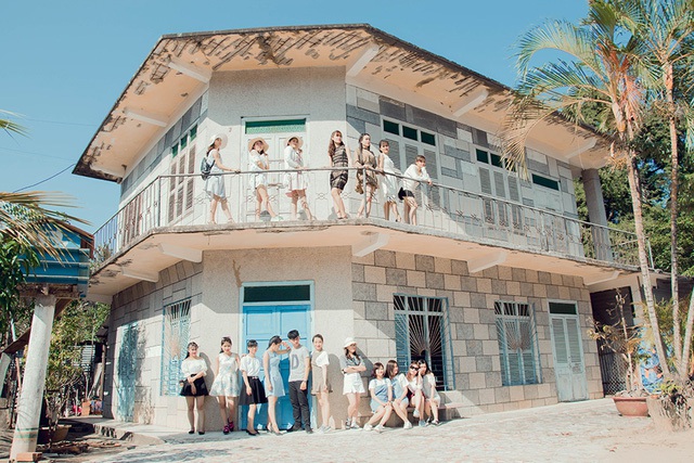 Các bạn trẻ tự chọn những bộ trang phục có cùng tông màu nhẹ nhàng là trắng, xanh pastel, nâu pastel để phù hợp với địa điểm chụp ảnh là ở vùng biển Quy Hoà, Quy Nhơn.