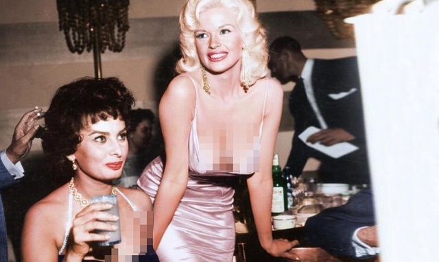 
Hai người đẹp Sophia Loren và Jayne Mansfield đã hội ngộ nhau năm 1957.
