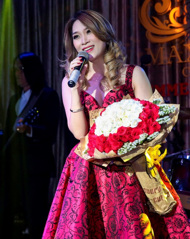 Mỹ T&acirc;m khiến kh&ocirc;ng kh&iacute; ph&ograve;ng tr&agrave; s&ocirc;i động bằng một loạt ca kh&uacute;c hit của m&igrave;nh như Chuyện như chưa bắt đầu, li&ecirc;n kh&uacute;c Họa mi t&oacute;c n&acirc;u, Ước g&igrave;, V&igrave; em qu&aacute; y&ecirc;u anh.