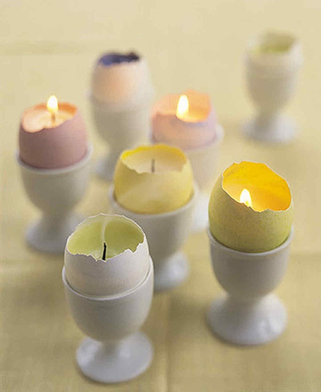 3. Những chiếc vỏ trứng với màu sắc khác nhau có thể được dùng làm chân nến độc đáo và tuyệt vời.