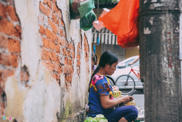 Hoặc có người bày bán hàng nép trong một góc khuất.