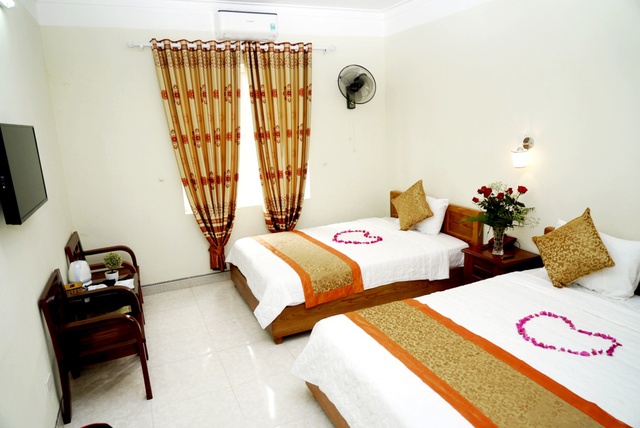 Phòng ngủ khách sạn Hải Thanh được trang bị đầy đủ nội thất tiện nghi