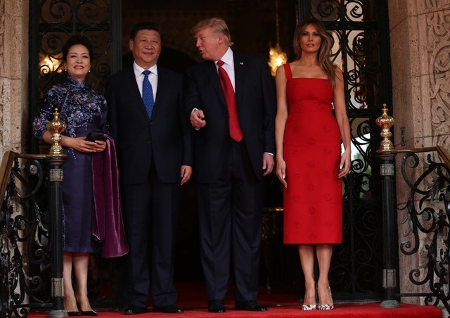 
Tổng thống Mỹ Donald Trump, Đệ nhất phu nhân Melania Trump, Chủ tịch Trung Quốc Tập Cận Bình và Đệ nhất phu nhân Bành Lệ Viên sẽ dùng bữa tối tại Mar-a-Lago trước khi bắt đầu các cuộc hội đàm trong ngày 6/4.
