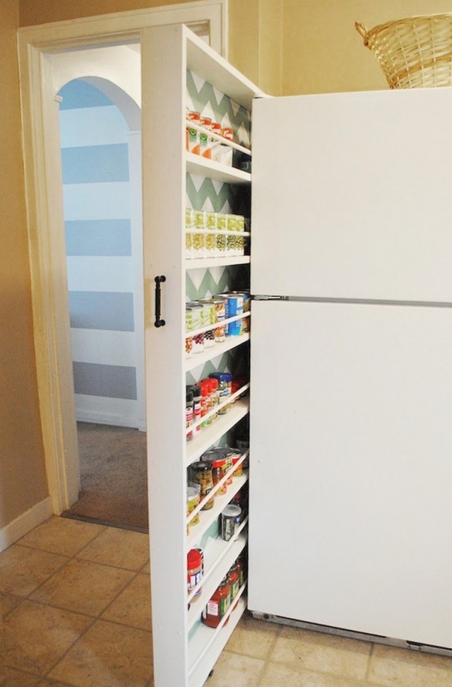 Trong thiết kế này, một ngăn kéo đi kèm bên cạnh chiếc tủ lạnh thật tuyệt vời. Nó giúp bạn ngốn đi kha khá đồ gia vị và đồ uống nhỏ đấy.