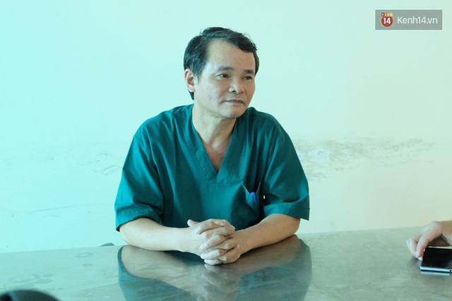 
Bác sĩ Nguyễn Văn Toại – Trưởng khoa Phẫu thuật gây mê hồi sức thông tin về tình trạng sức khỏe bệnh nhân.
