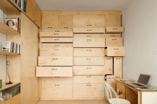 Khéo léo tạo hệ thống lưu trữ đồ trong các ngăn kéo âm tường. Khi muốn lấy đồ hay cất trữ đồ, mọi người có thể bắc thang để tiện lợi hơn.