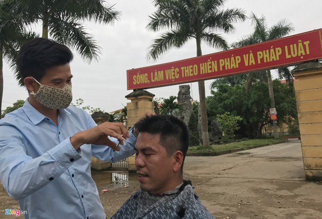 Hiệu cắt t&oacute;c của anh Cảnh bắt đầu nhận kh&aacute;ch trở lại sau mấy ng&agrave;y tạm dọn h&agrave;ng.