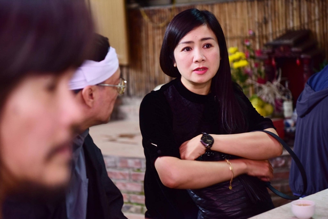 
Thu Hà từng đóng chung với Hoàng Thắng trong bộ phim nổi tiếng Đêm hội Long Trì. Sau khi nhìn mặt đồng nghiệp lần cuối, chị ngồi nán lại để an ủi gia quyến.
