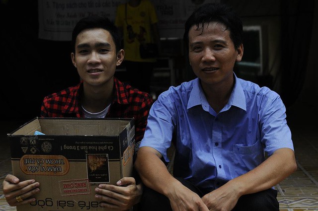 
&Ocirc;ng thầy dạy Văn mong mỏi học tr&ograve; đọc s&aacute;ch để giỏi hơn, biết y&ecirc;u thương v&agrave; c&oacute; bản lĩnh sống hơn
