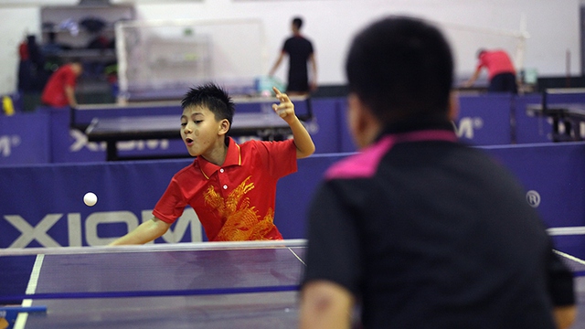 Quê Nam Định, Nguyễn Minh Khôi vừa tròn 8 tuổi đã sở hữu 2 HCĐ cúp truyền hình Hải Dương và Giải bóng bàn do báo Nhân Dân tổ chức.
