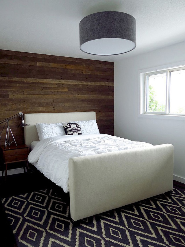 Thường thì người ta sẽ dùng gỗ tái chế cho phần tường ở đầu giường, và màu gỗ cổ điển sẽ không bao giờ làm bạn thất vọng.