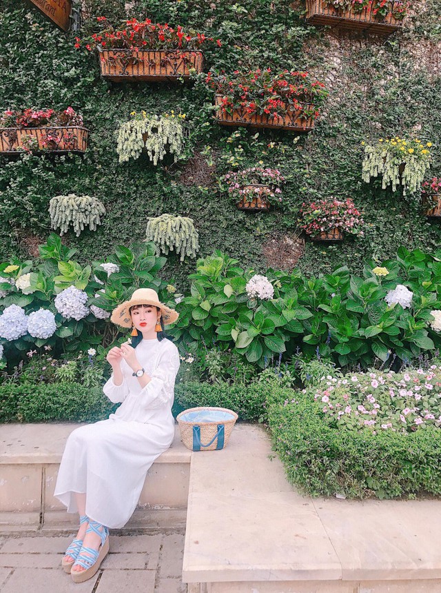
Angela Phương Trinh chia sẻ: Bất chấp tất cả, Trinh đ&atilde; c&oacute; những ng&agrave;y nghỉ tuyệt vời c&ugrave;ng mẹ, em g&aacute;i v&agrave; những người bạn si&ecirc;u quậy.
