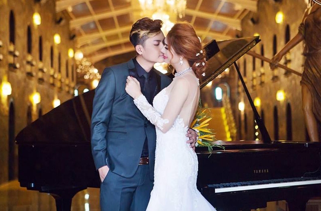 
Ca sĩ chuyển giới và ông xã kém 8 tuổi trao nhau nụ hôn môi ngọt ngào. Lâm Khánh Chi tâm sự, cô đã ao ước khoảnh khắc được mặc váy cưới và sóng đôi người đàn ông mình yêu từ bao lâu nay.
