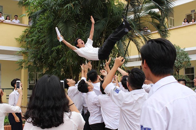 Các học sinh trường Yên Hòa tung hô thầy giám thị, như một lời cảm ơn đầy tinh nghịch dành cho người thầy đã bỏ qua, tha thứ cho những lần mắc lỗi của tuổi “nhất quỷ nhì ma”.