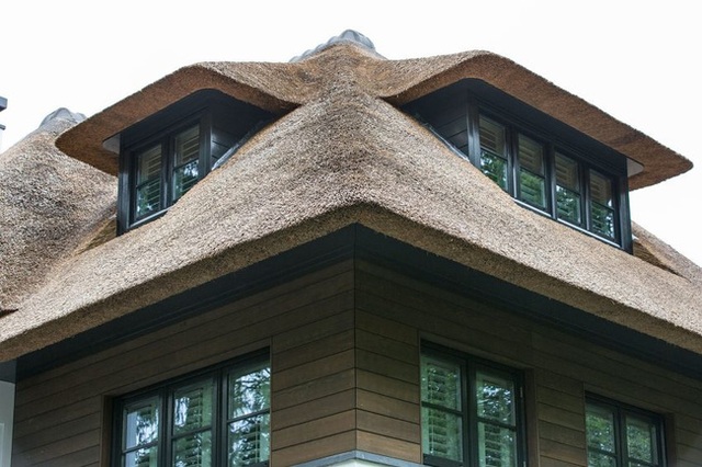Mái nhà được điêu khắc sau đó phủ một lớp chất liệu rơm dày.