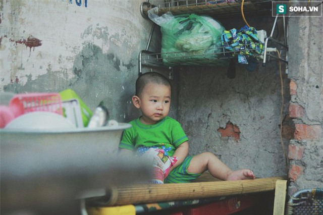 Đứa trẻ ngủ lề đường cùng bố mẹ mưu sinh mỗi ngày gây xôn xao mạng xã hội Việt - Ảnh 4.