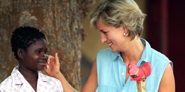 
Công nương Kate cùng với một bệnh nhân AIDS ở châu Phi.
